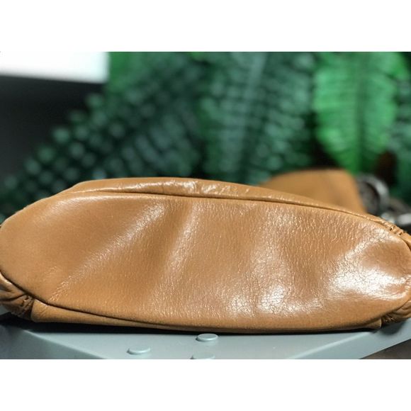 100% Leather Happy & Free Crossbody Bag - Picture 4 of 11